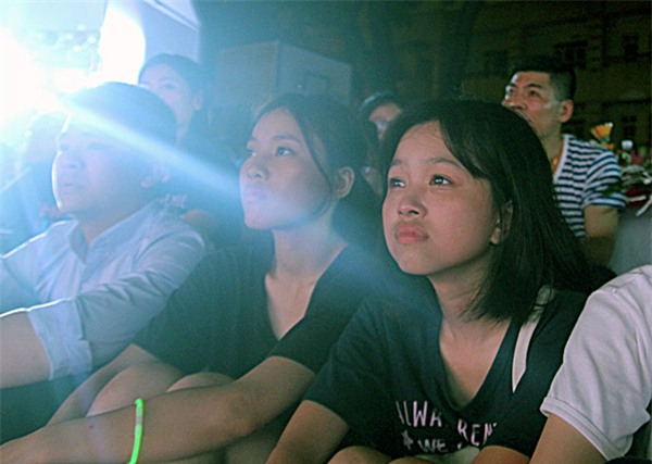 Và những giọt nước mắt lăn dài trên gò má khi nghĩ về những kỉ niệm đã qua và con đường trước mắt sẽ không còn thầy cô, bạn bè thân quen đồng hành.