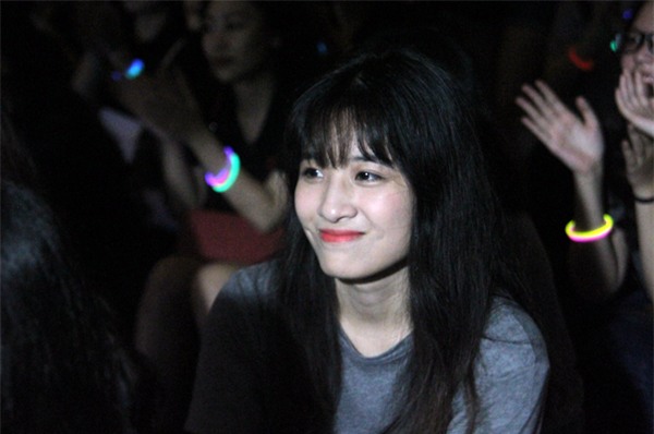 Nữ sinh xinh đẹp nén sự xúc động khi nghe lời dặn dò của thầy cô.