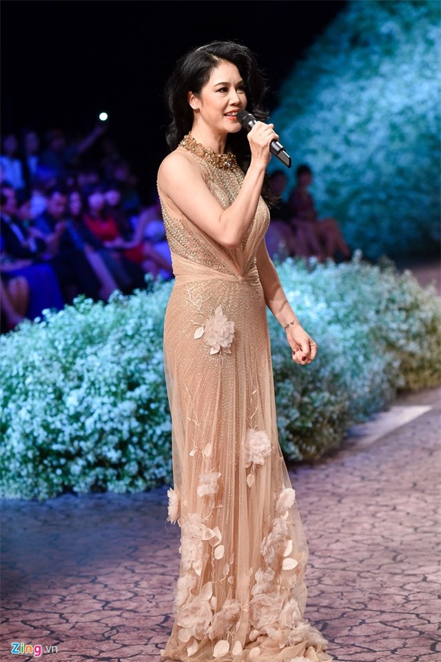 Me chong Ha Tang mua vay hon 400 trieu tang Hoa hau Phap hinh anh 9