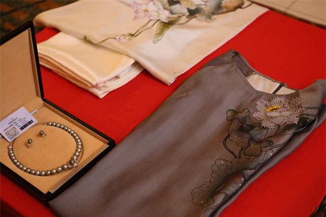 Diem dac biet cua chiec vong ngoc trai tang phu nhan Obama hinh anh 1