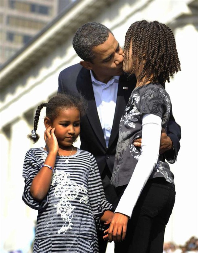 Xem những hình ảnh này mới thấy Tổng thống Obama yêu thương 2 cô con gái đến nhường nào - Ảnh 12.