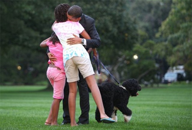 Xem những hình ảnh này mới thấy Tổng thống Obama yêu thương 2 cô con gái đến nhường nào - Ảnh 7.