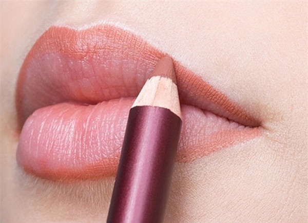 Giữ son suốt cả ngày với những mẹo đơn giản này