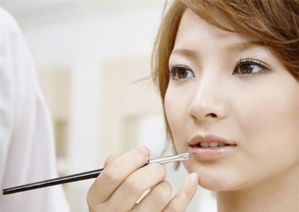 Giữ son suốt cả ngày với những mẹo đơn giản này