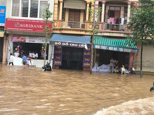 Trận mưa vừa gây ngập lụt ở Hà Nội lớn nhất lịch sử 45 năm qua - Ảnh 1.