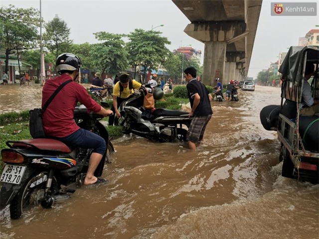 Trận mưa vừa gây ngập lụt ở Hà Nội lớn nhất lịch sử 45 năm qua - Ảnh 3.