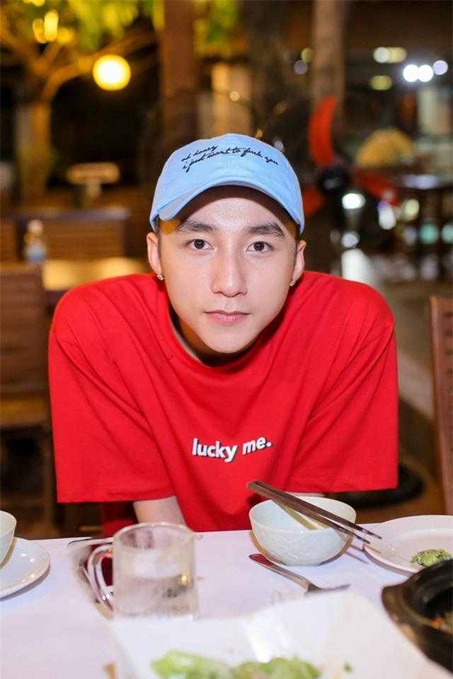 Son Tung M-TP quay tung bung khi di an dem hinh anh 2