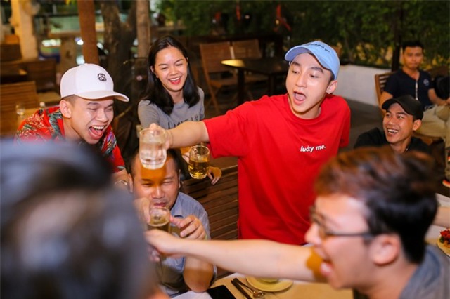 Son Tung M-TP quay tung bung khi di an dem hinh anh 4