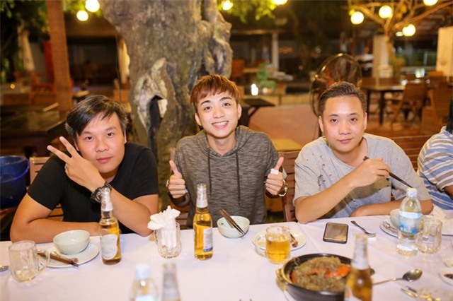 Son Tung M-TP quay tung bung khi di an dem hinh anh 5