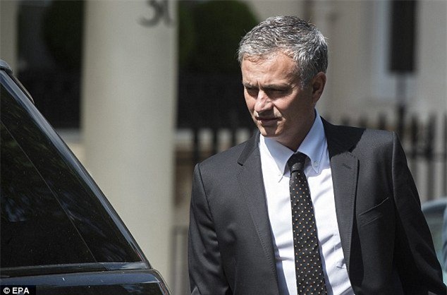 chum hinh anh hlv jose mourinho toi m.u ky hop dong hinh anh 5