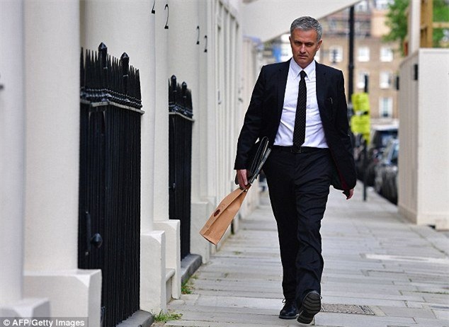chum hinh anh hlv jose mourinho toi m.u ky hop dong hinh anh 8