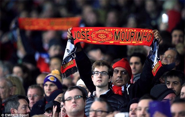 chum hinh anh hlv jose mourinho toi m.u ky hop dong hinh anh 9