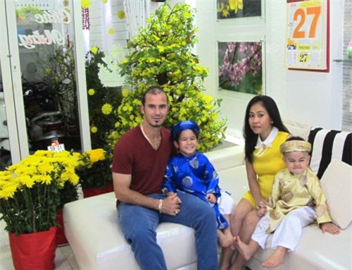 Chuyện tình đẹp của cầu thủ Tây với các cô gái Việt - Ảnh 1.