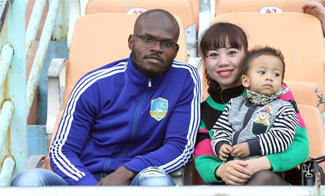 Chuyện tình đẹp của cầu thủ Tây với các cô gái Việt - Ảnh 2.