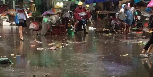 Người dân khóc lớn khi thấy thi thể cháu bé nằm giữa trời mưa - Ảnh 1.