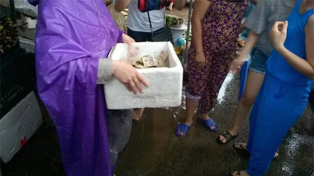 Người dân khóc lớn khi thấy thi thể cháu bé nằm giữa trời mưa - Ảnh 2.