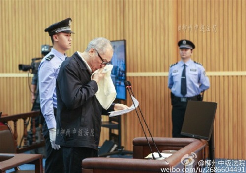 Quan tham công khai quỳ lạy thày cúng giữa đường - Ảnh 2.