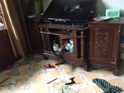 Hà Nội: Côn đồ ngang nhiên xông vào nhà dân cướp gần 100 triệu đồng - Ảnh 2