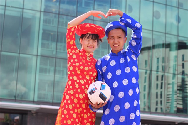 VĐV tâng bóng nghệ thuật số 1 Việt Nam âu yếm khóa môi vợ trên sân Old Trafford - Ảnh 1.