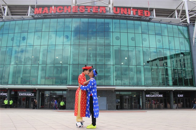 VĐV tâng bóng nghệ thuật số 1 Việt Nam âu yếm khóa môi vợ trên sân Old Trafford - Ảnh 2.