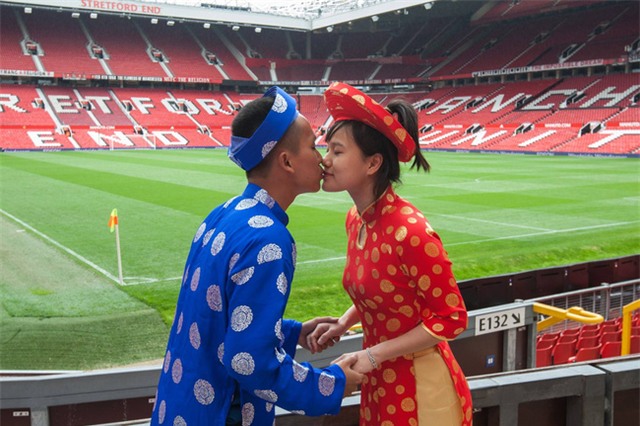 VĐV tâng bóng nghệ thuật số 1 Việt Nam âu yếm khóa môi vợ trên sân Old Trafford - Ảnh 5.