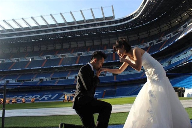 VĐV tâng bóng nghệ thuật số 1 Việt Nam âu yếm khóa môi vợ trên sân Old Trafford - Ảnh 6.