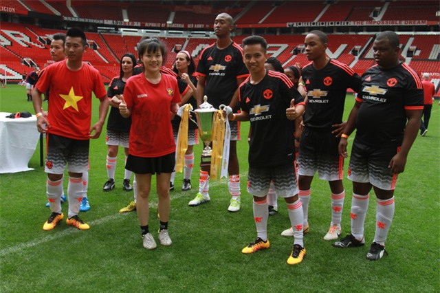 VĐV tâng bóng nghệ thuật số 1 Việt Nam âu yếm khóa môi vợ trên sân Old Trafford - Ảnh 7.