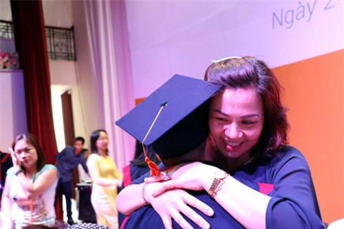 Rưng rưng buổi lễ học sinh rửa chân cho cha mẹ - 10