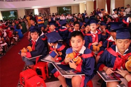 Rưng rưng buổi lễ học sinh rửa chân cho cha mẹ - 11