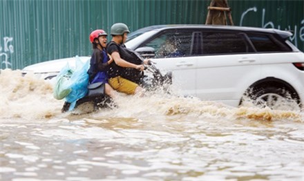 Ô tô ngập nước, cư dân khu đô thị mới thiệt hại tiền tỷ - Ảnh 1.
