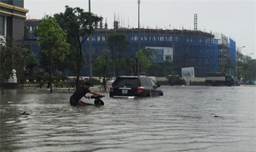 Ô tô ngập nước, cư dân khu đô thị mới thiệt hại tiền tỷ - Ảnh 2.