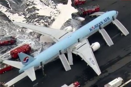 Máy bay chở 319 người bốc cháy trước khi cất cánh - ảnh 2