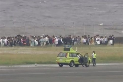 Máy bay chở 319 người bốc cháy trước khi cất cánh - ảnh 3