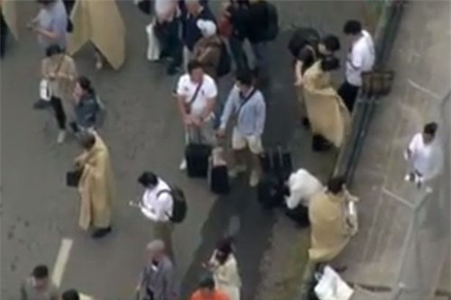 Máy bay chở 319 người bốc cháy trước khi cất cánh - ảnh 4