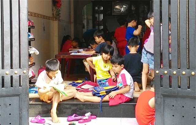 Ngay từ bé tí, nhiều đứa trẻ đã được bố mẹ thúc với mong muốn con vượt trội trong học tập. (Ảnh: Trẻ nhỏ ở TPHCM chen chúc trong một lớp học thêm)