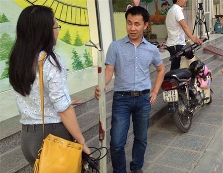 Thanh sắt mà anh Tuấn cầm nặng khoảng 10kg rơi từ tầng cao xuống xe ô tô. Ảnh: Nhóm Cư dân HH.