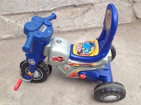 Chiếc xe này từ trên rơi xuống ở tòa nhà Đại Thanh. Ảnh: Nhóm cư dân Đại Thanh.