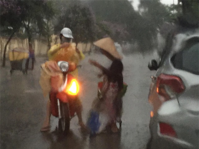 Hành động khiến người ta cứ phải nhìn của cô gái trong ngày mưa - Ảnh 2.