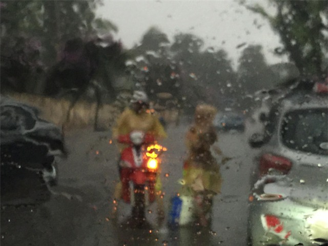 Hành động khiến người ta cứ phải nhìn của cô gái trong ngày mưa - Ảnh 4.