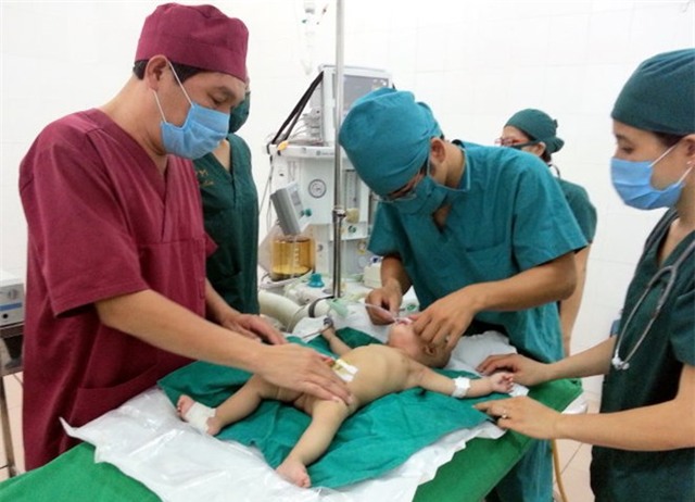 giat minh: be gai mac bim qua lau gay di tat bo phan sinh duc - 1