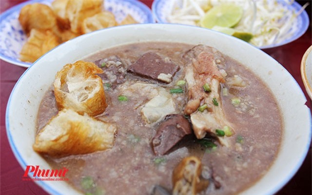 Cháo ngon nhờ có huyết tươi nấu cùng.