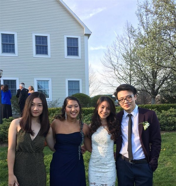 Minh và các bạn ở trường cấp 3 Berkshire School, Mỹ.