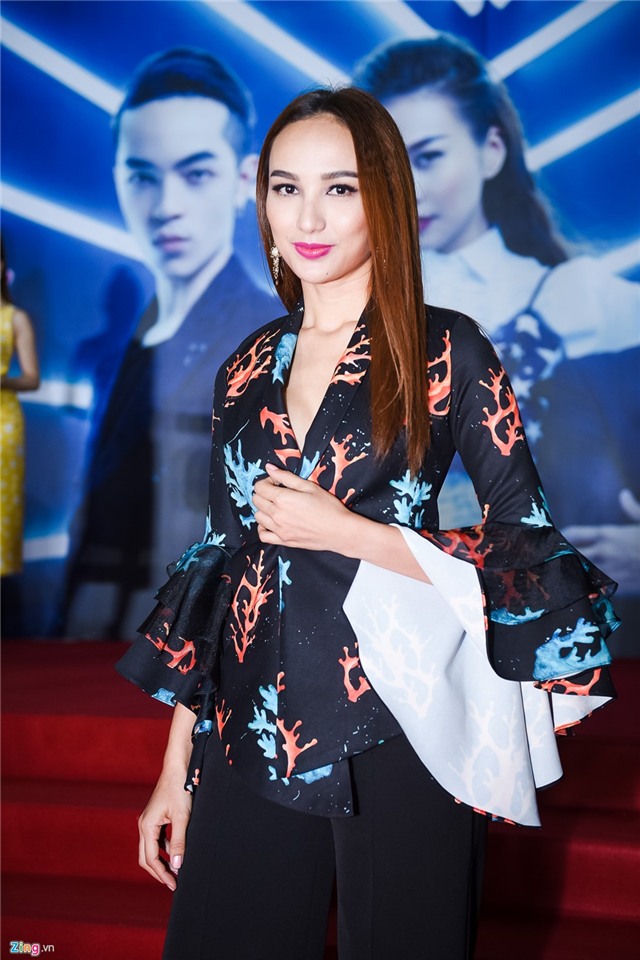 Dan sao Viet khoe sac tren tham do thoi trang hinh anh 13