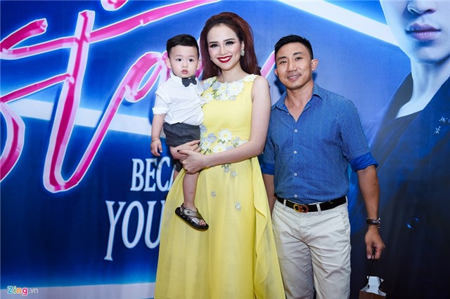 Dan sao Viet khoe sac tren tham do thoi trang hinh anh 2