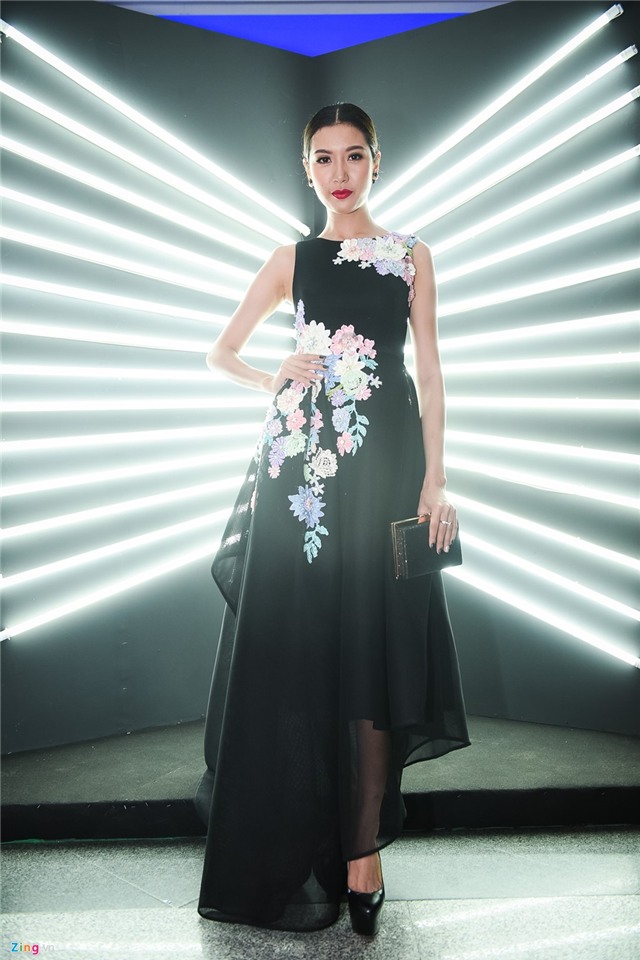 Dan sao Viet khoe sac tren tham do thoi trang hinh anh 3