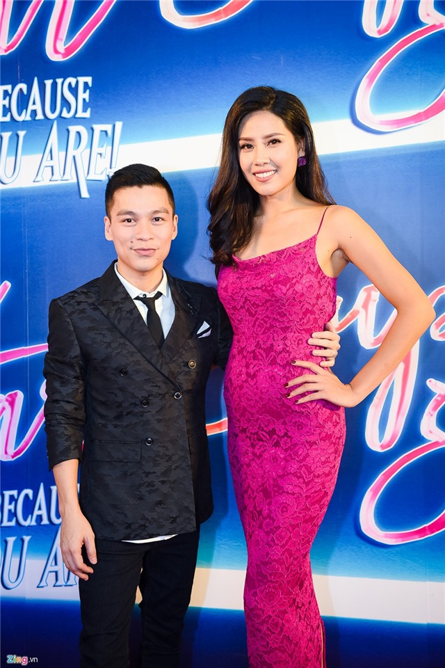 Dan sao Viet khoe sac tren tham do thoi trang hinh anh 4