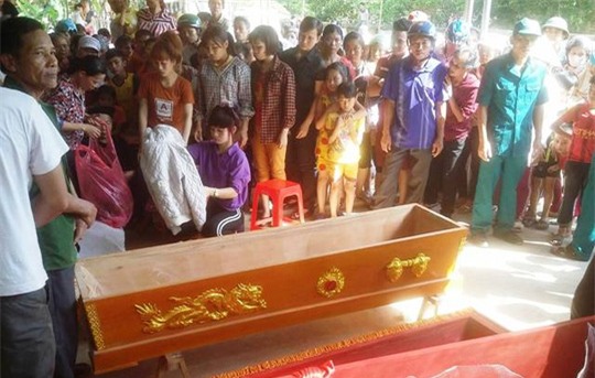 Người dân bản Đông vẫn chưa hết bàng hoàng trước cái chết của hai mẹ con bà Phan Thị Hoa