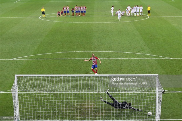 Phản ứng tuyệt vời của fan Atletico với Juanfran - tội đồ khiến Los Inidios vỡ mộng Champions League - Ảnh 2.