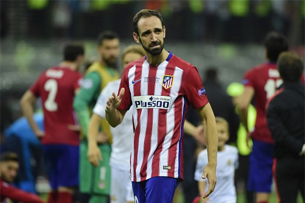 Phản ứng tuyệt vời của fan Atletico với Juanfran - tội đồ khiến Los Inidios vỡ mộng Champions League - Ảnh 4.