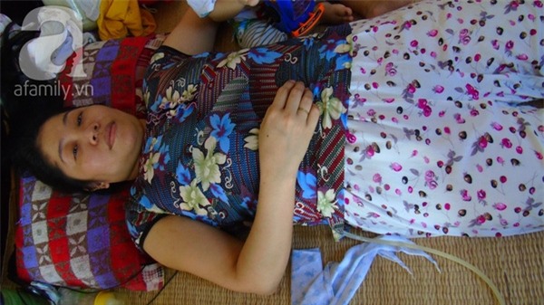 Chuyện tình cổ tích của người phụ nữ nằm liệt giường với chàng trai ít hơn 2 tuổi